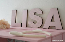 Carica l'immagine nel visualizzatore di Gallery, Lettere in Legno Rosa con Cuori