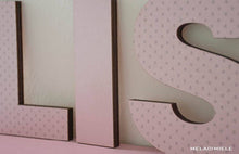 Carica l'immagine nel visualizzatore di Gallery, Lettere in Legno Rosa con Cuori