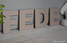 Load image into Gallery viewer, Lettere in Legno Tortora con Pois