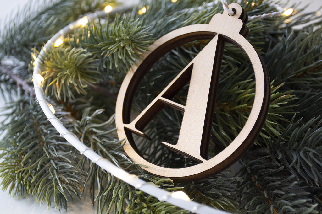 Pallina di Natale in legno con lettera iniziale del nome