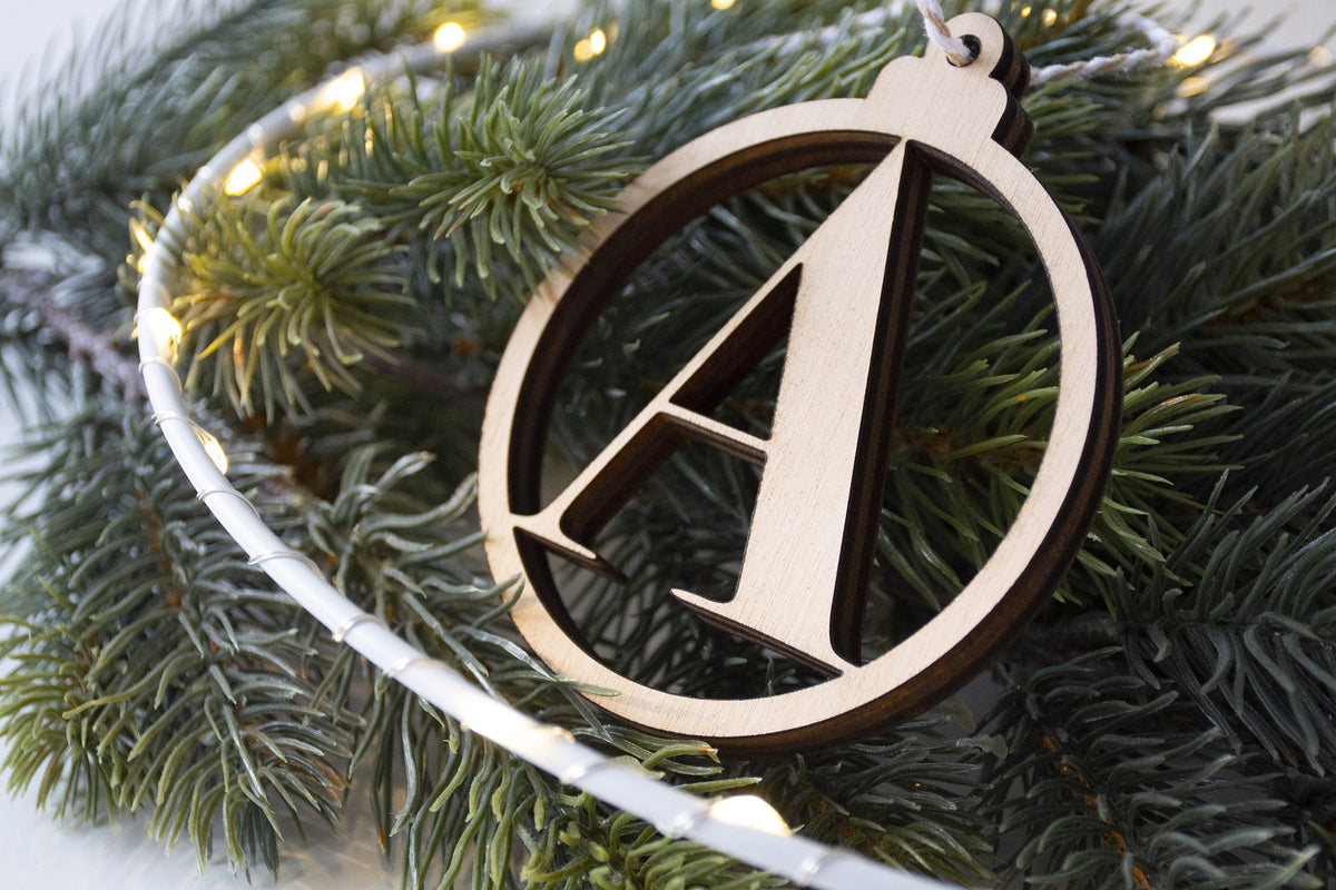 Pallina di Natale in legno con lettera iniziale del nome