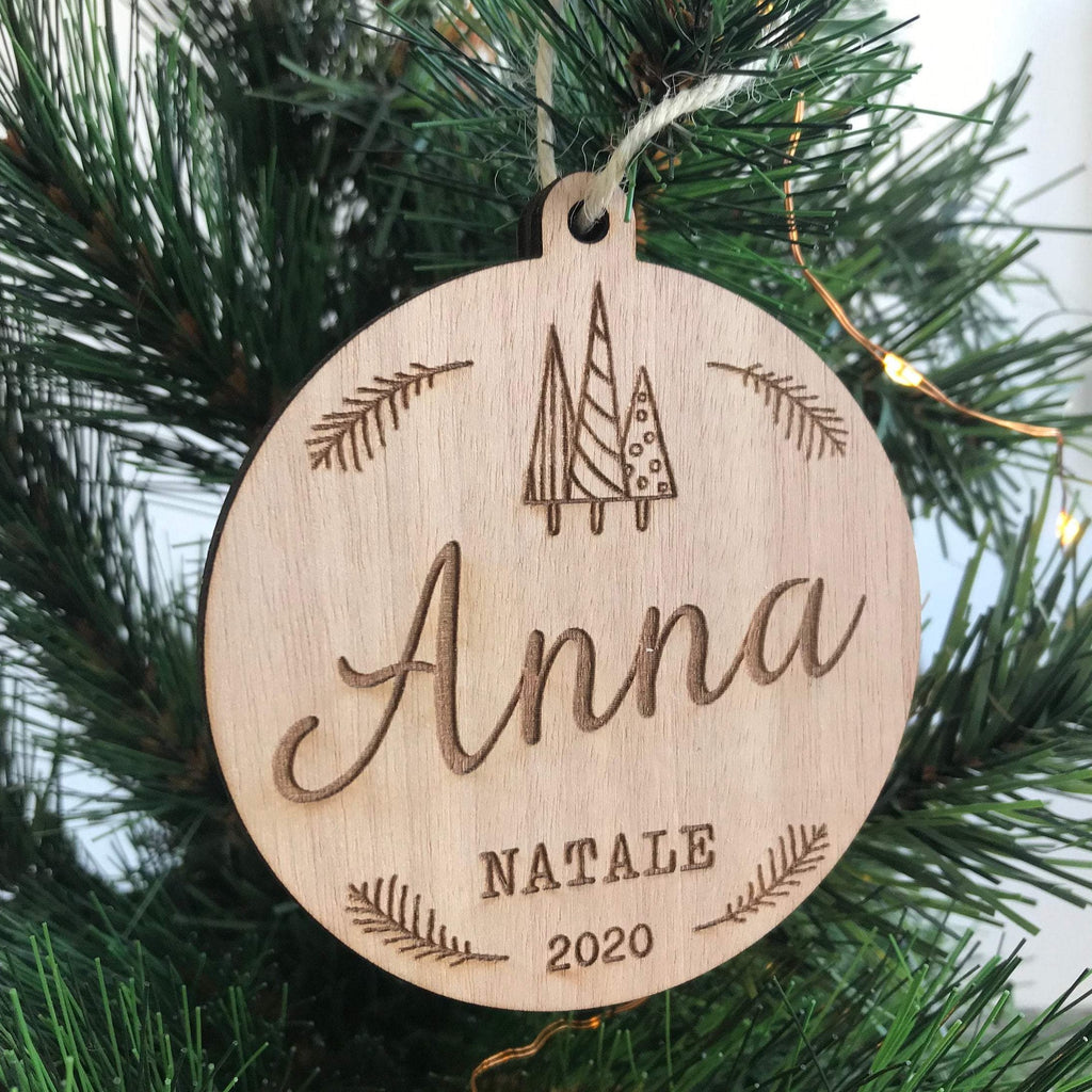 Pallina di Natale con nome in legno, 4 disegni (angioletto, albero, slitta, pupazzo di neve)