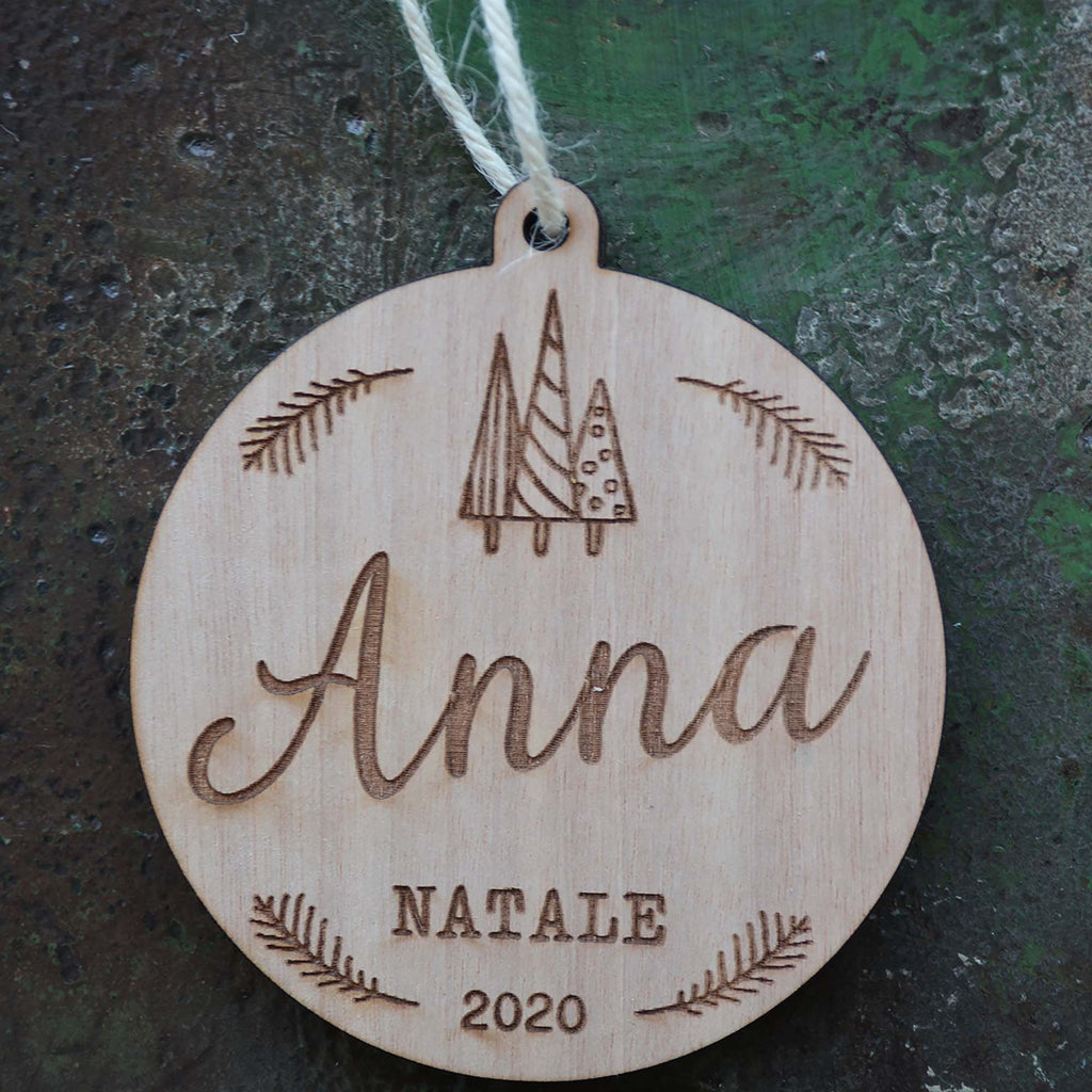 Pallina di Natale con nome in legno, 4 disegni (angioletto, albero, slitta, pupazzo di neve)