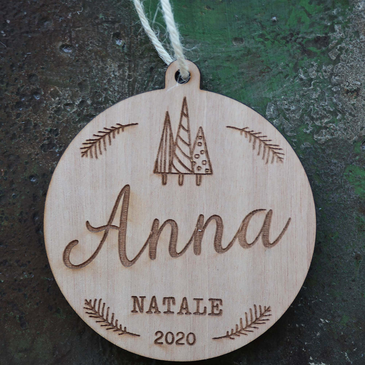 Pallina di Natale con nome in legno, 4 disegni (angioletto, albero, slitta, pupazzo di neve)