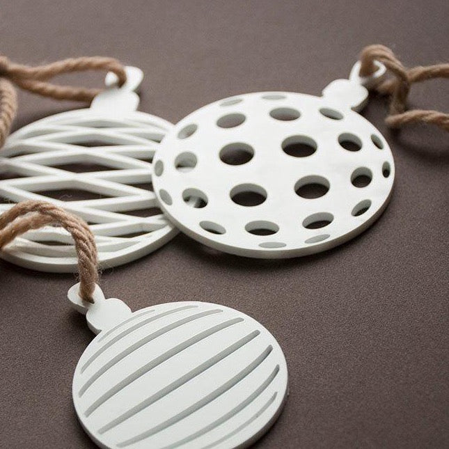 Set 9 palline di Natale in plexiglass bianco, 3 decori